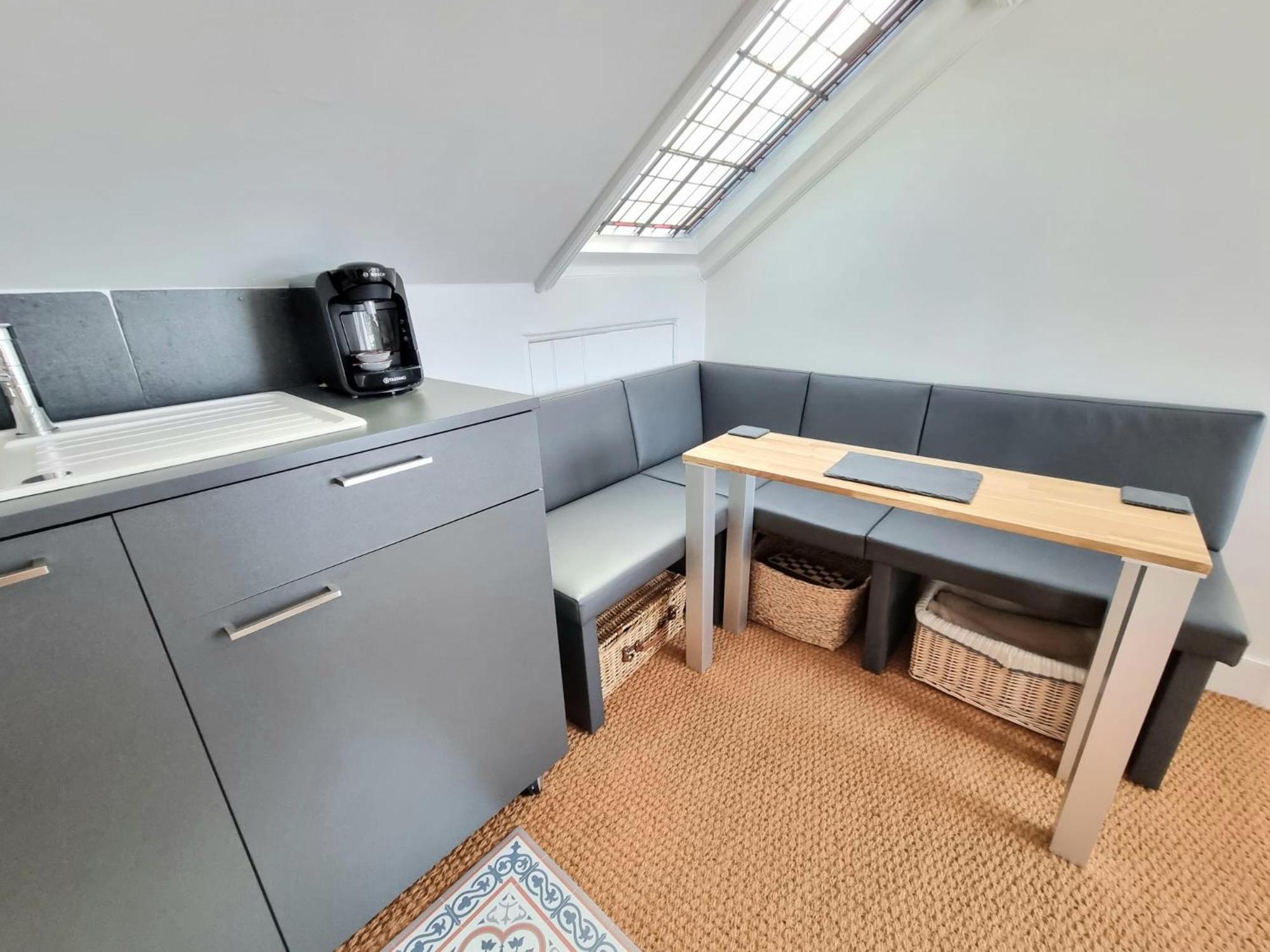West Hill Retreat Seaview Balcony Chic Loft Studio & Free Parking Hastings Exterior photo